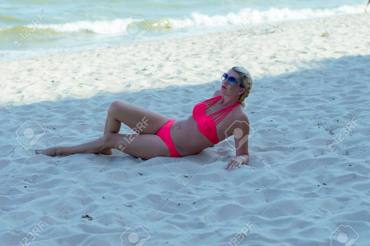 女性に件名 海砂に影のある美人 海のツアー リゾート 休日 休暇 の写真素材 画像素材 Image