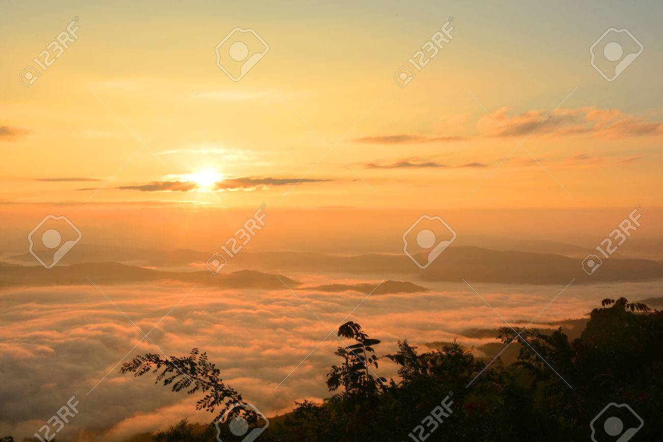 Belle Vue Sur La Montagne Du Paysage Au Soleil Levant De Brume Dans Le Champ Selective Focus Et Balance Des Blancs Decalant Appliquee Banque D Images Et Photos Libres De Droits Image