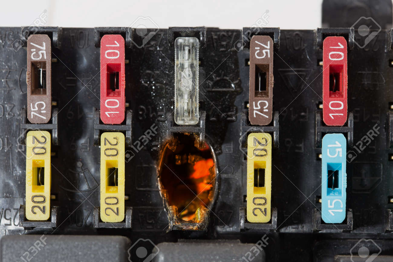 장치 본체의 자동차 퓨즈 박스에 있는 전기 접점이 퓨즈로 제어되는 전기 회로 설계가 적용되었습니다. 로열티 무료 사진, 그림, 이미지  그리고 스톡포토그래피. Image 182395528