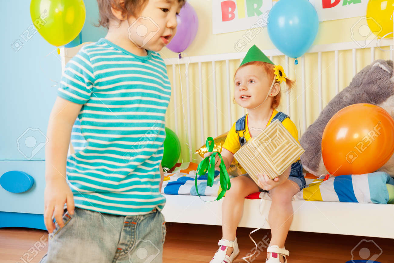 子供の誕生日パーティー 女の子誕生日プレゼントとベッドと渡し少年の上に座る の写真素材 画像素材 Image 子供の誕生日パーティー 女の子誕生日プレゼントとベッドと渡し少年の上に座る の写真素材 画像素材 Image