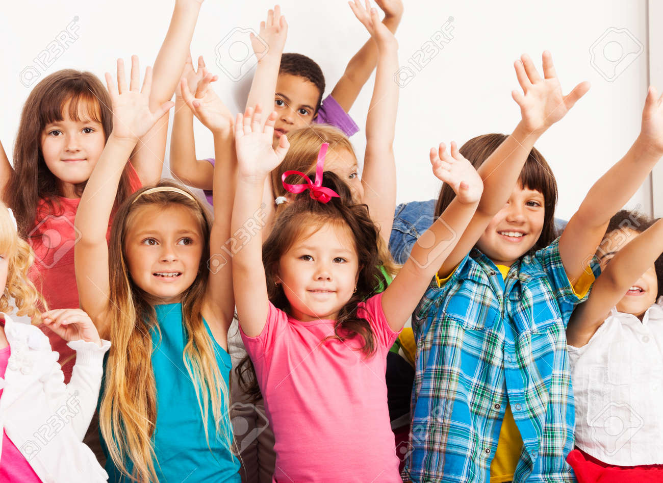 幸せの 7 つのクローズ アップの肖像画のグループ少し 5 6 歳の子供 男の子と女の子 黒 アジアと白人コーチ リフト手と幸せそうな顔の上に座って の写真素材 画像素材 Image 22511701