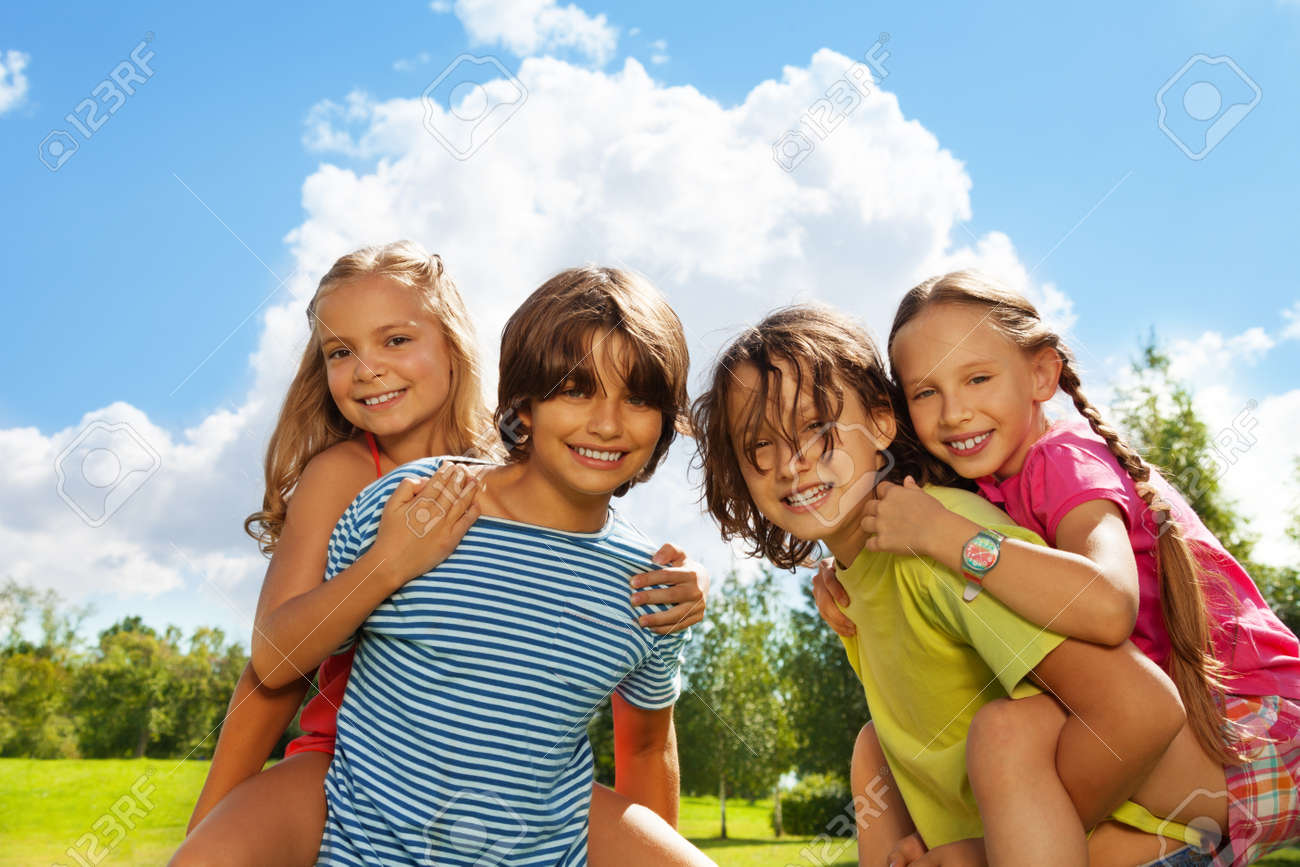 2 人の子供 少女は 少年の背中に 幸せと笑顔 乗り物公園で青空と雲晴れた日に公園で の写真素材 画像素材 Image