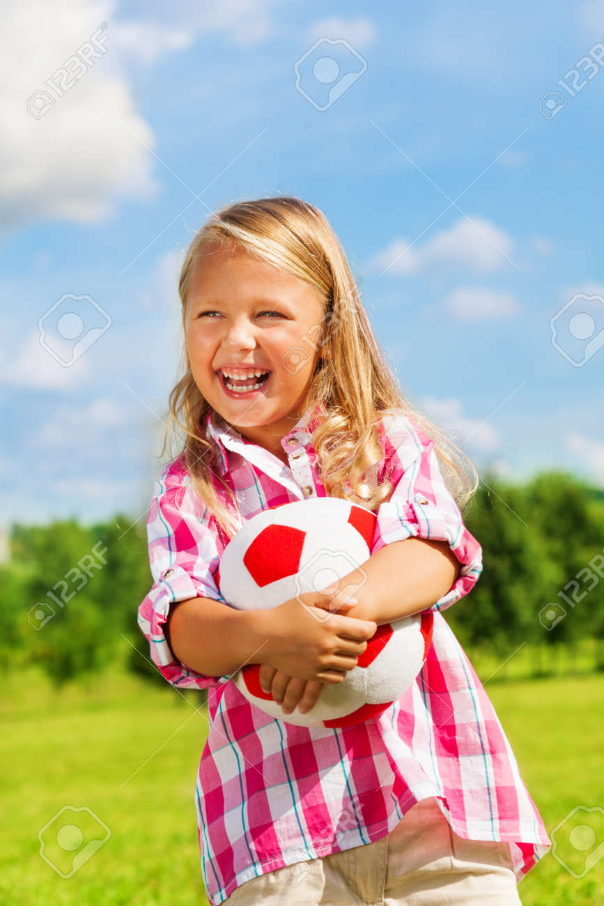素敵な 6 歳ブロンドかわいい女の子サッカー ボールを保持しているピンクのシャツの の写真素材 画像素材 Image
