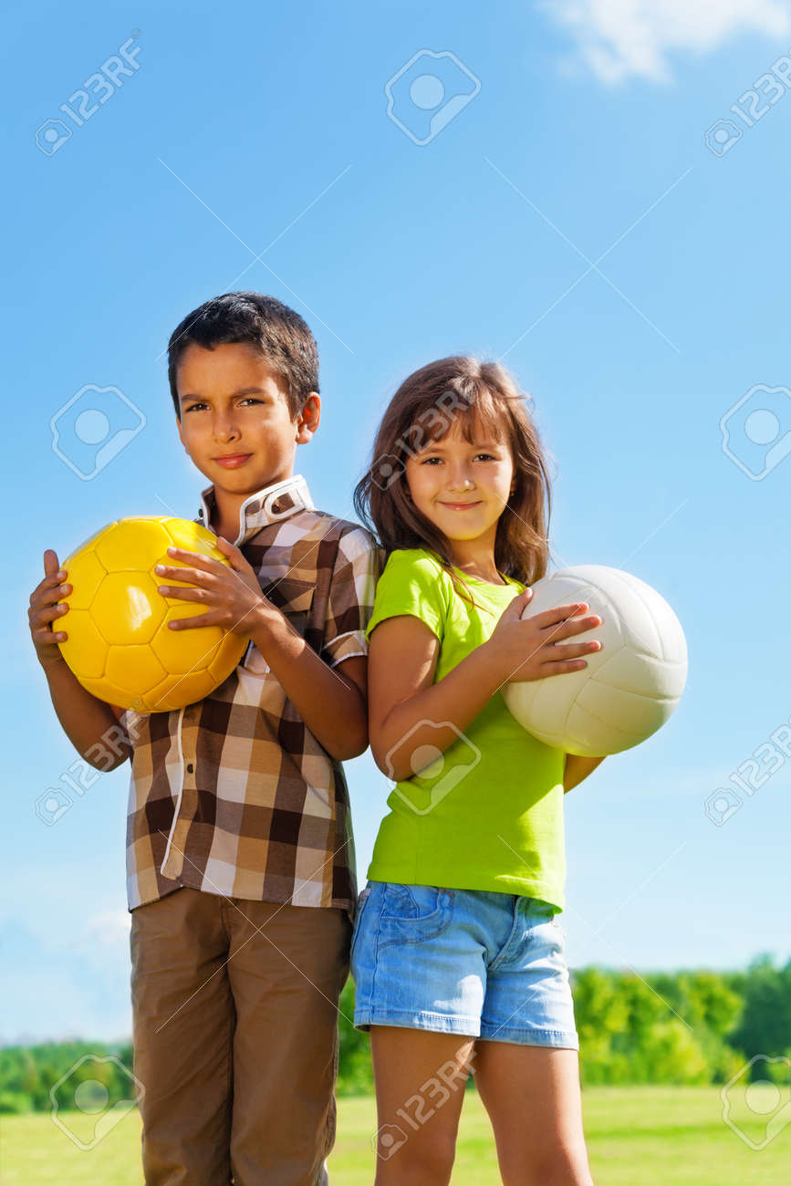 6 歳の子供 男の子と女の子は 公園でボールを保持してのカップル の写真素材 画像素材 Image