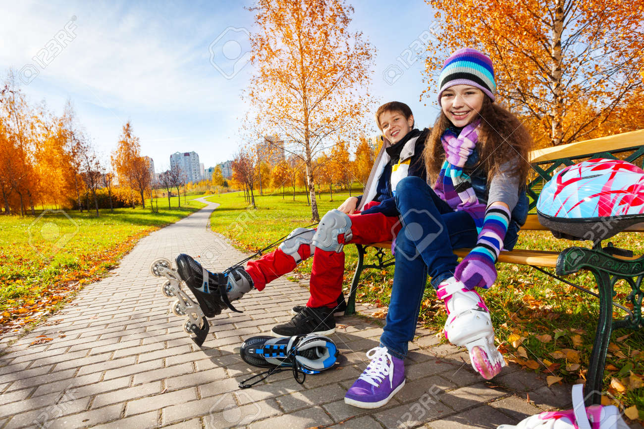 10 と 11 歳いくつかの学校の子供たち 暖かい秋服のローラーブレードに置くの女の子 男の子 の写真素材 画像素材 Image