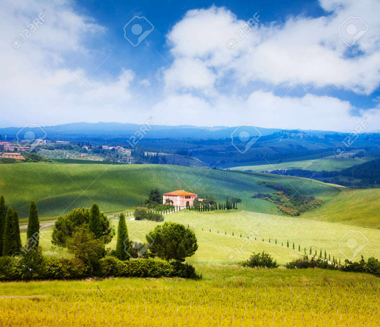 Ein Haus Mit Baumen Und Hintergrund Der Toskana Landschaft Italien Lizenzfreie Fotos Bilder Und Stock Fotografie Image 2551