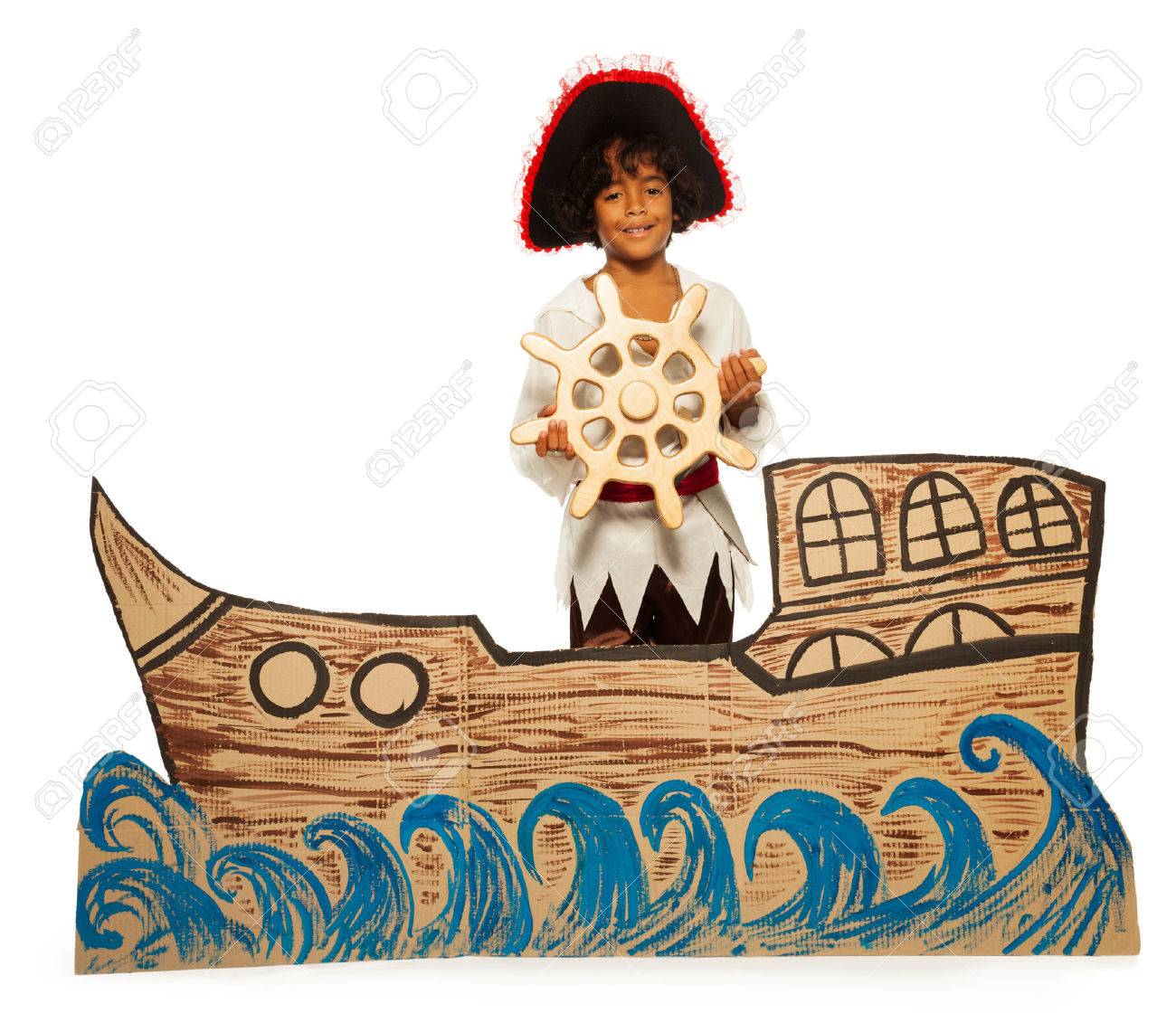 海賊ない段ボール船のステアリングを弾いている少年 の写真素材 画像素材 Image