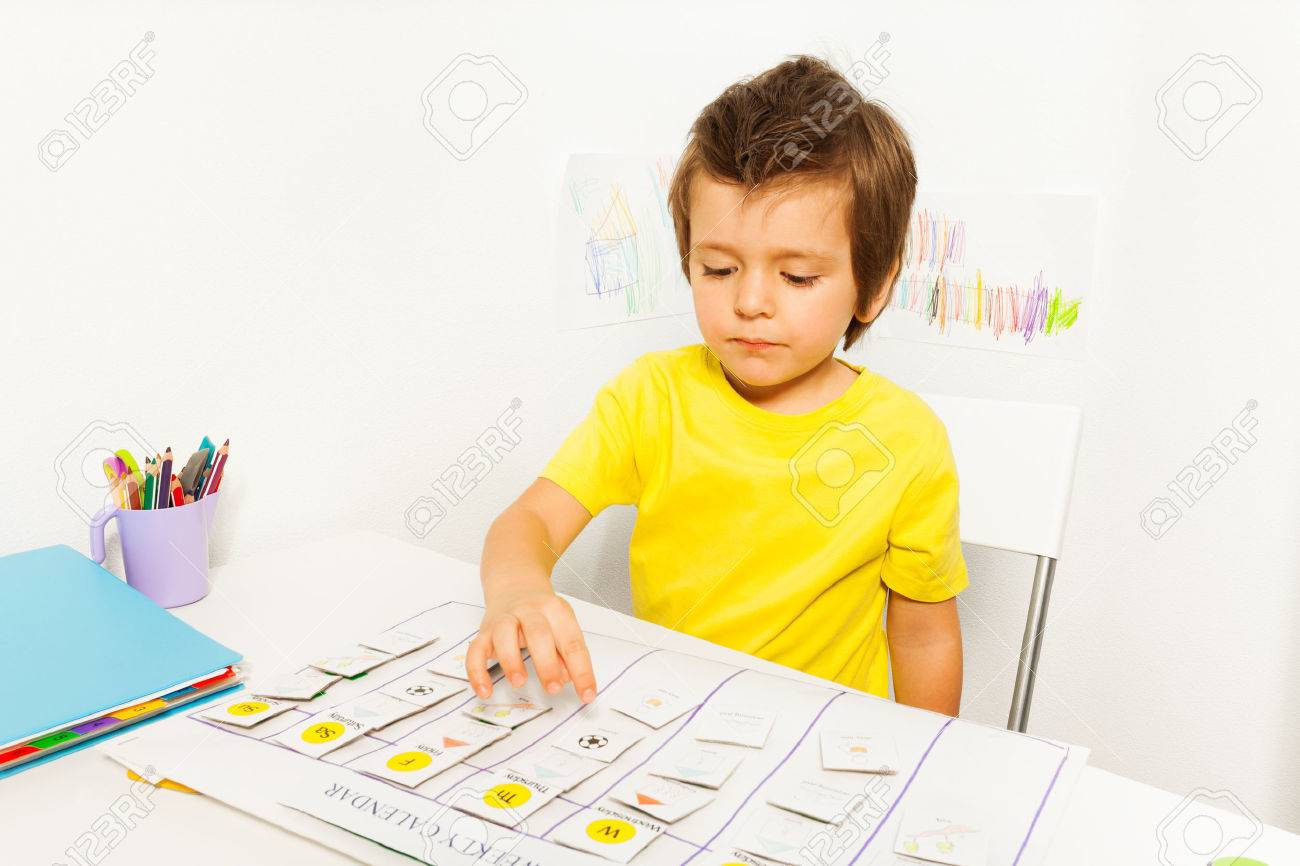 少年はカレンダー指差しゲームの開発で再生します の写真素材 画像素材 Image 少年はカレンダー指差しゲームの開発で再生します の写真素材 画像素材 Image