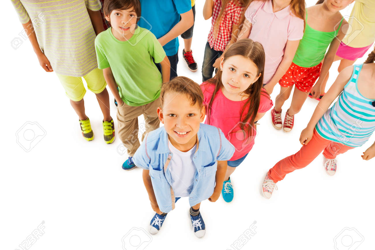 1 つ幸せな笑みを浮かべて少年は立つ前に子供の男の子と女の子の大規模なグループ見て笑顔 上からの眺め の写真素材 画像素材 Image