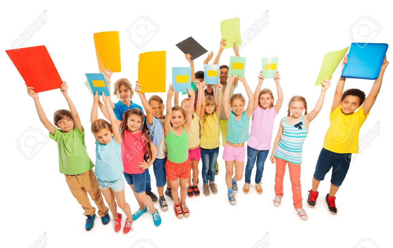 Grosse Heterogene Gruppe Von Kindern Anheben Bucher Und Hefte Die In Voller Lange Auf Weissem Lizenzfreie Fotos Bilder Und Stock Fotografie Image 45690789
