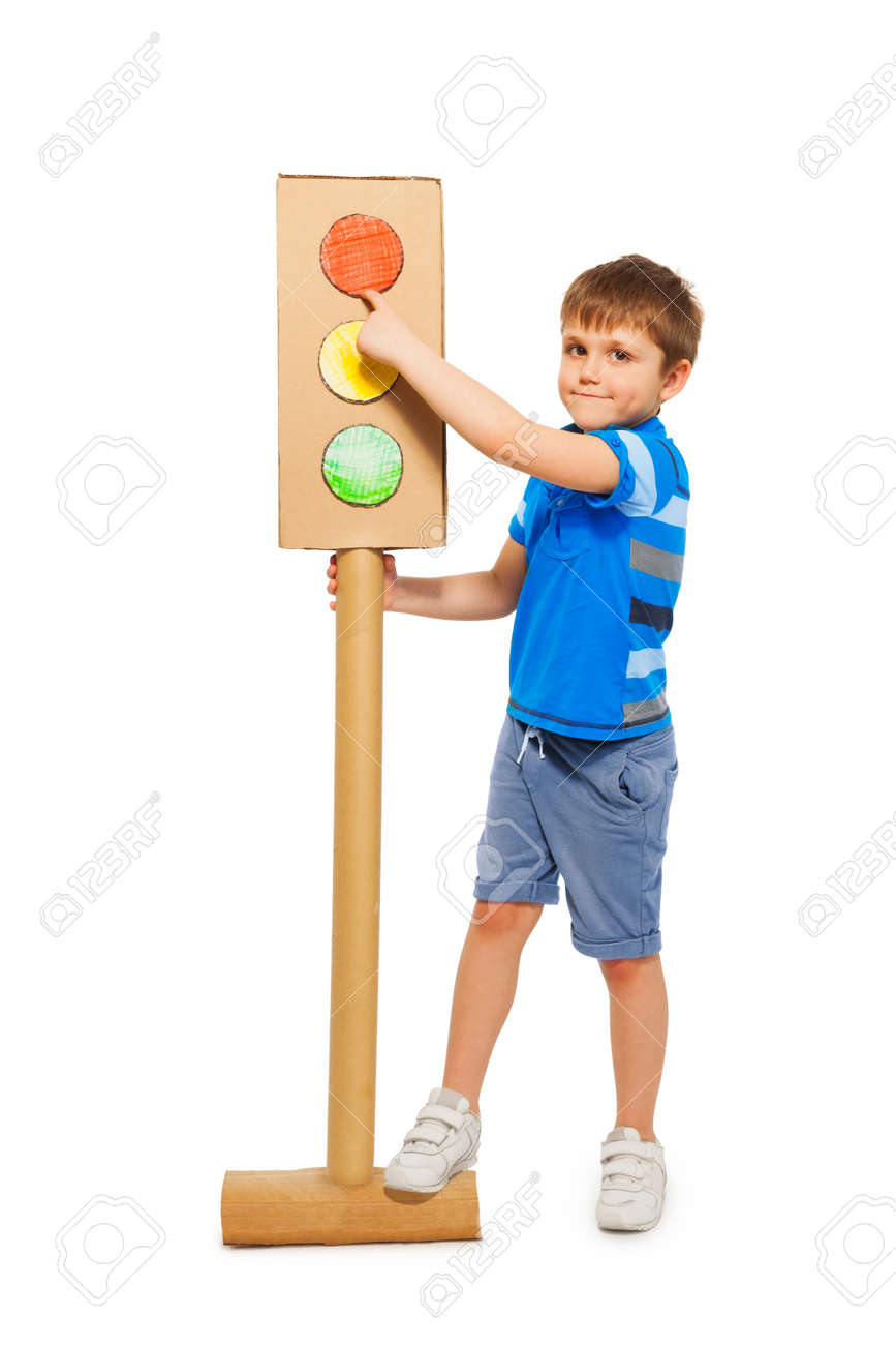 トラフィック ライト 白で隔離の手作りダン ボール モデルの赤い信号を指しているかわいい男の子 の写真素材 画像素材 Image