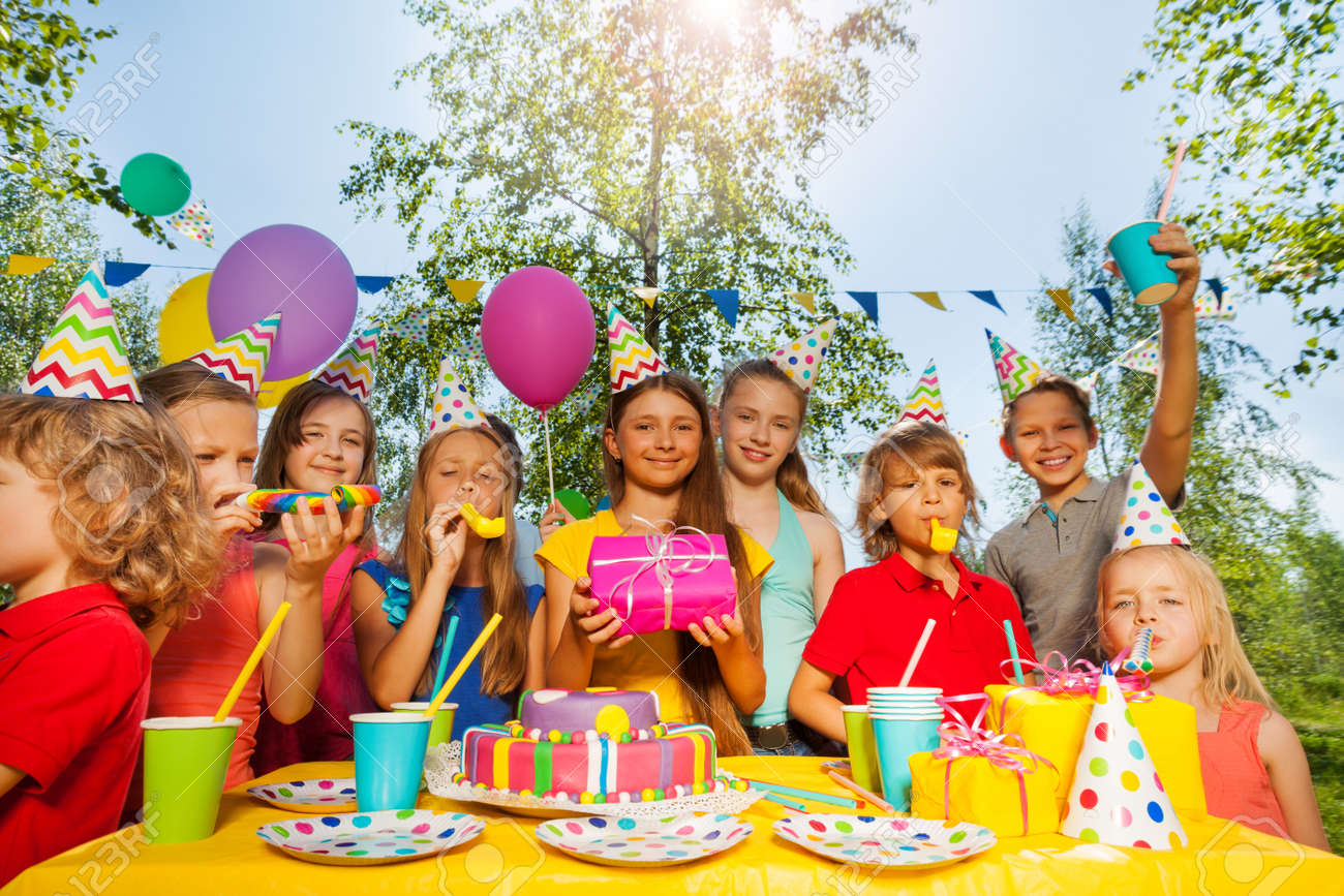 誕生日の女の子 夏の公園で笛を吹いて応援のパーティの帽子で面白い子供たち の写真素材 画像素材 Image 誕生日の女の子 夏の公園で笛を吹いて応援のパーティの帽子で面白い子供たち の写真素材 画像素材 Image