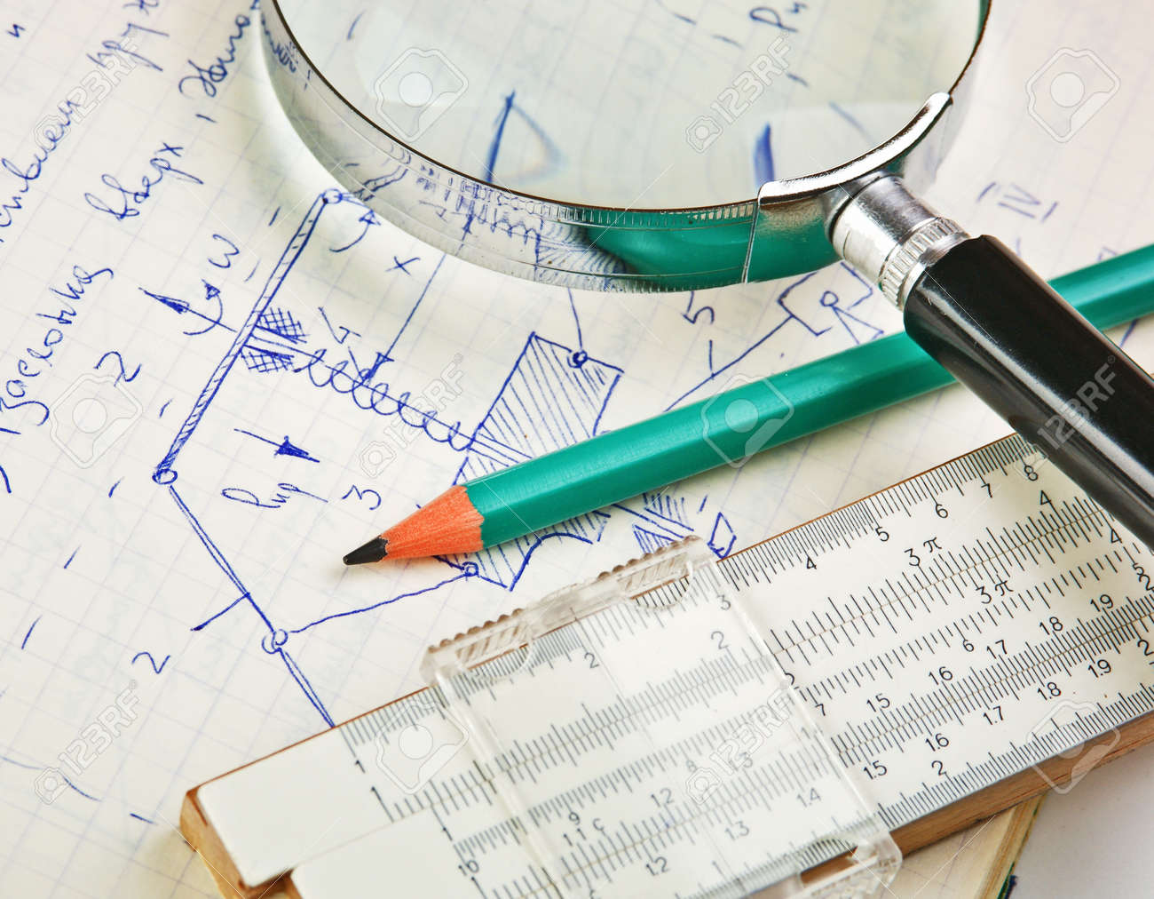 Loupe Et Une Règle à Calcul Sur Lancienne Page Avec Les Calculs De Mécanique - 