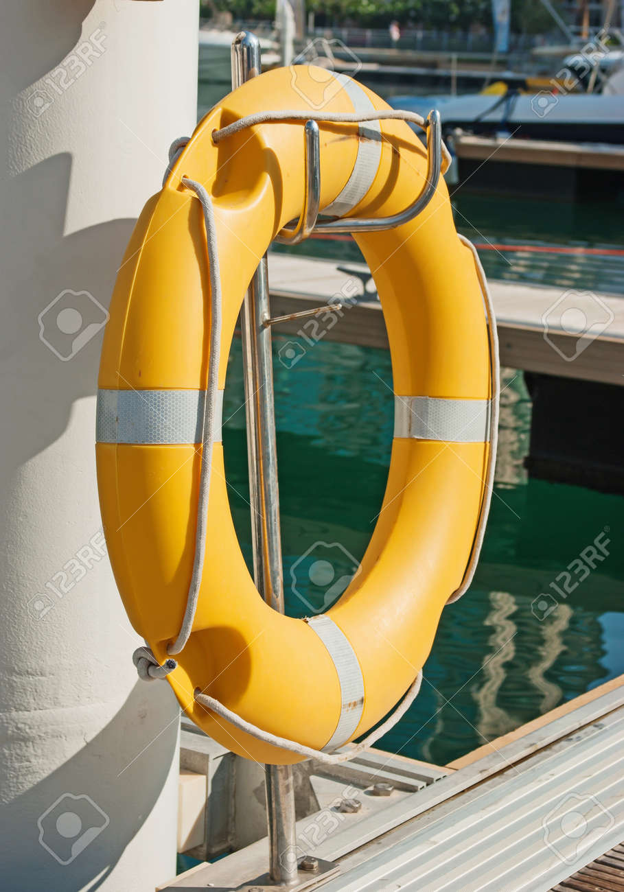 海の桟橋で黄色の救命浮き輪 の写真素材 画像素材 Image