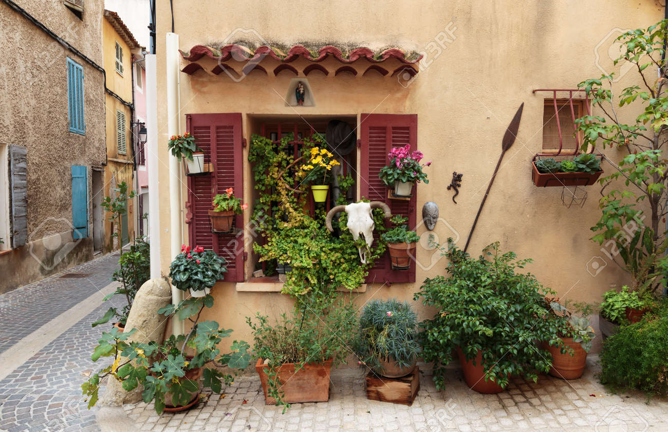 古いフランスの家と鉢植えの花のファサード の写真素材 画像素材 Image 古いフランスの家と鉢植えの花のファサード の写真素材 画像素材 Image