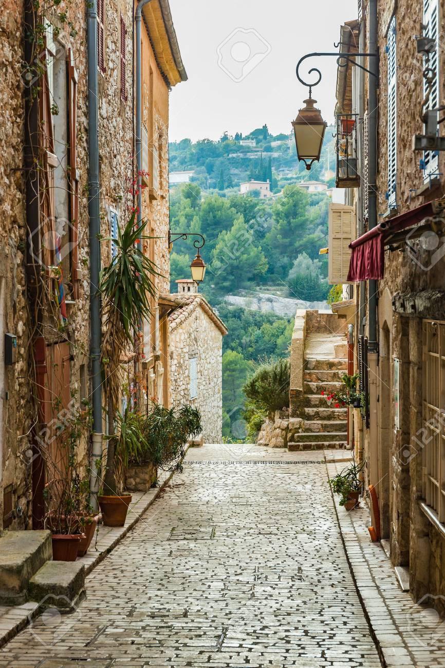 Rue Deserte Dans Les Vieux Tourrettes Sur Loup Village En France Banque D Images Et Photos Libres De Droits Image