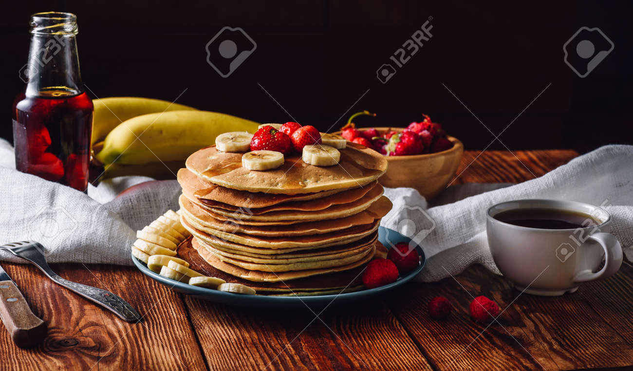果物 メープル シロップ紅茶と自家製のパンケーキ の写真素材 画像素材 Image