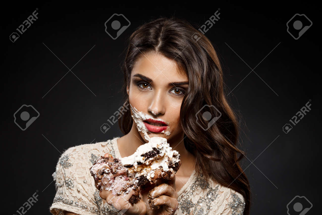 Bild Von Sexy Frau In Der Sahnigen Kleid Halte Stuck Kuchen Auf Schwarzem Hintergrund Lizenzfreie Fotos Bilder Und Stock Fotografie Image 59610207