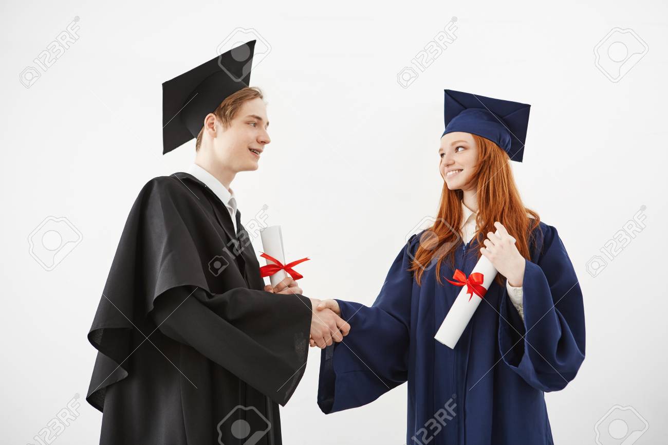 同級生 2 卒業生は 白い背景の上持株卒業証書を笑って手を振る の写真素材 画像素材 Image