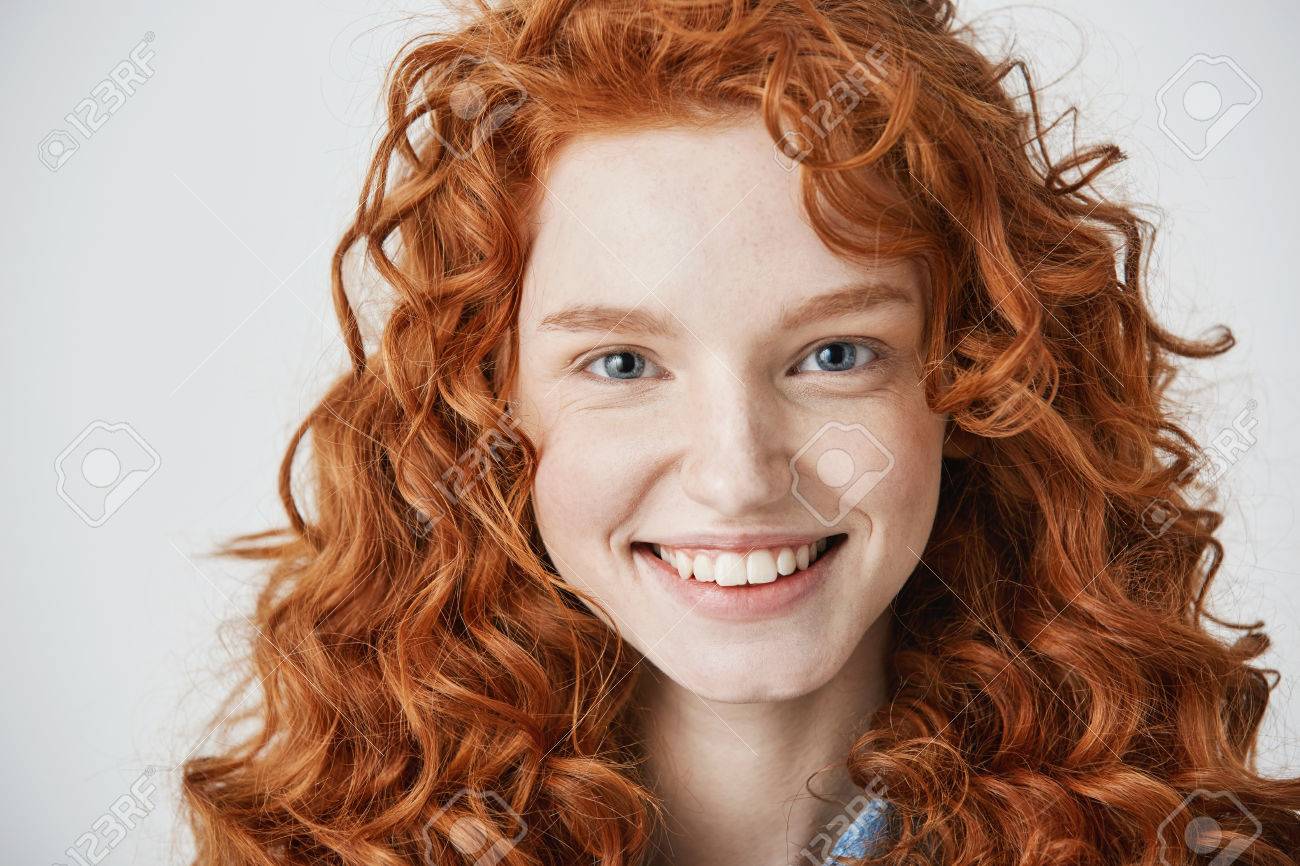 Gros Plan De Rousse Belle Fille Avec Des Taches De Rousseur Souriant En  Regardant La Caméra Sur Fond Blanc. Banque D&#39;Images Et Photos Libres De  Droits. Image 79287937.