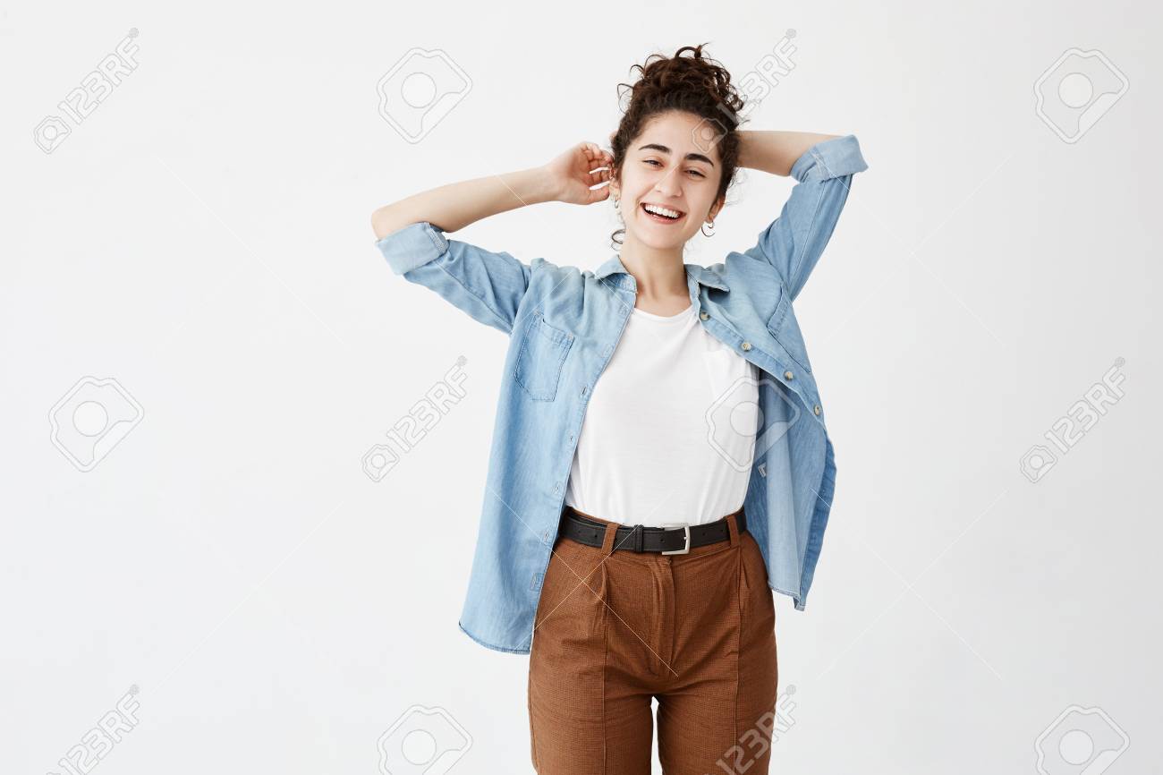 ポジティブなニュースや誕生日プレゼントで喜んで 楽しく魅力的な笑顔で パンで彼女の黒い髪を着て幸せな陽気な若い女性 大学卒業後に屋内でリラックスするポジティブな学生の女の子 の写真素材 画像素材 Image ポジティブなニュースや誕生日プレゼントで喜んで 楽しく魅力的な笑顔で パンで彼女の黒い髪を着て幸せな陽気な若い女性 大学卒業後に屋内でリラックスするポジティブな学生の女の子 の写真素材 画像素材 Image