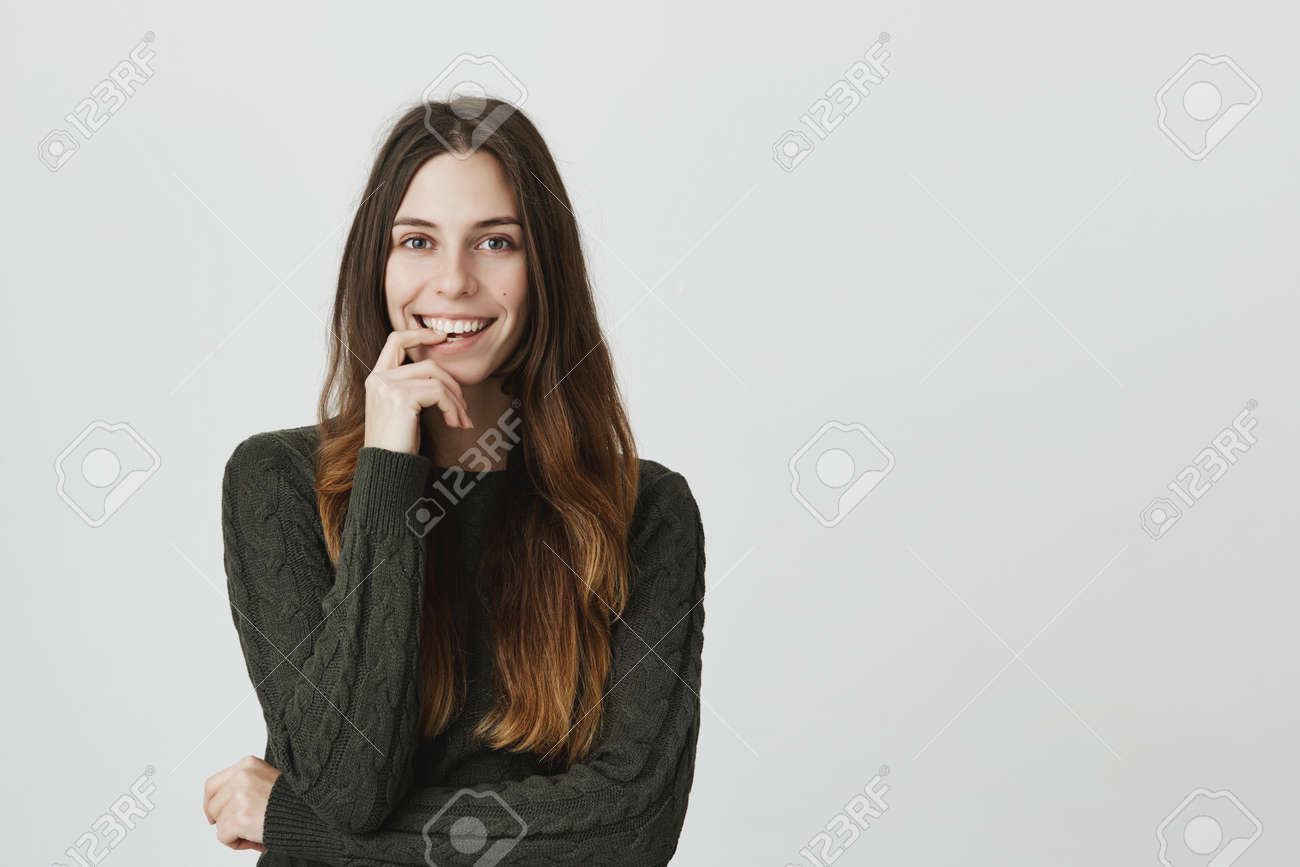 人 美 ライフスタイルのコンセプト カジュアルな服を着た魅力的な美しい若い女性は 彼女の仕事の結果を見て喜んで笑顔 屋内でポーズ楽しい素敵な女性 の写真素材 画像素材 Image