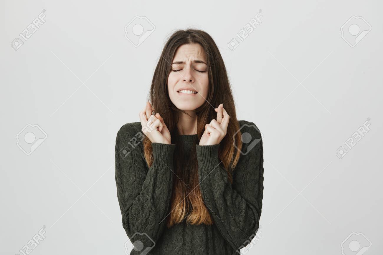 暗い長い髪を持つ魅力的な神経質な女性モデルは より良い希望として指を横切り 彼女の下唇を噛み 奇跡を願い 祈り 灰色のコピースペースの壁に対して隔離されています の写真素材 画像素材 Image 暗い長い髪を持つ魅力的な神経質な女性モデルは より良い希望として指を横切り 彼女の下唇を噛み 奇跡を願い 祈り 灰色のコピースペースの壁に対して隔離されています の写真素材 画像素材 Image
