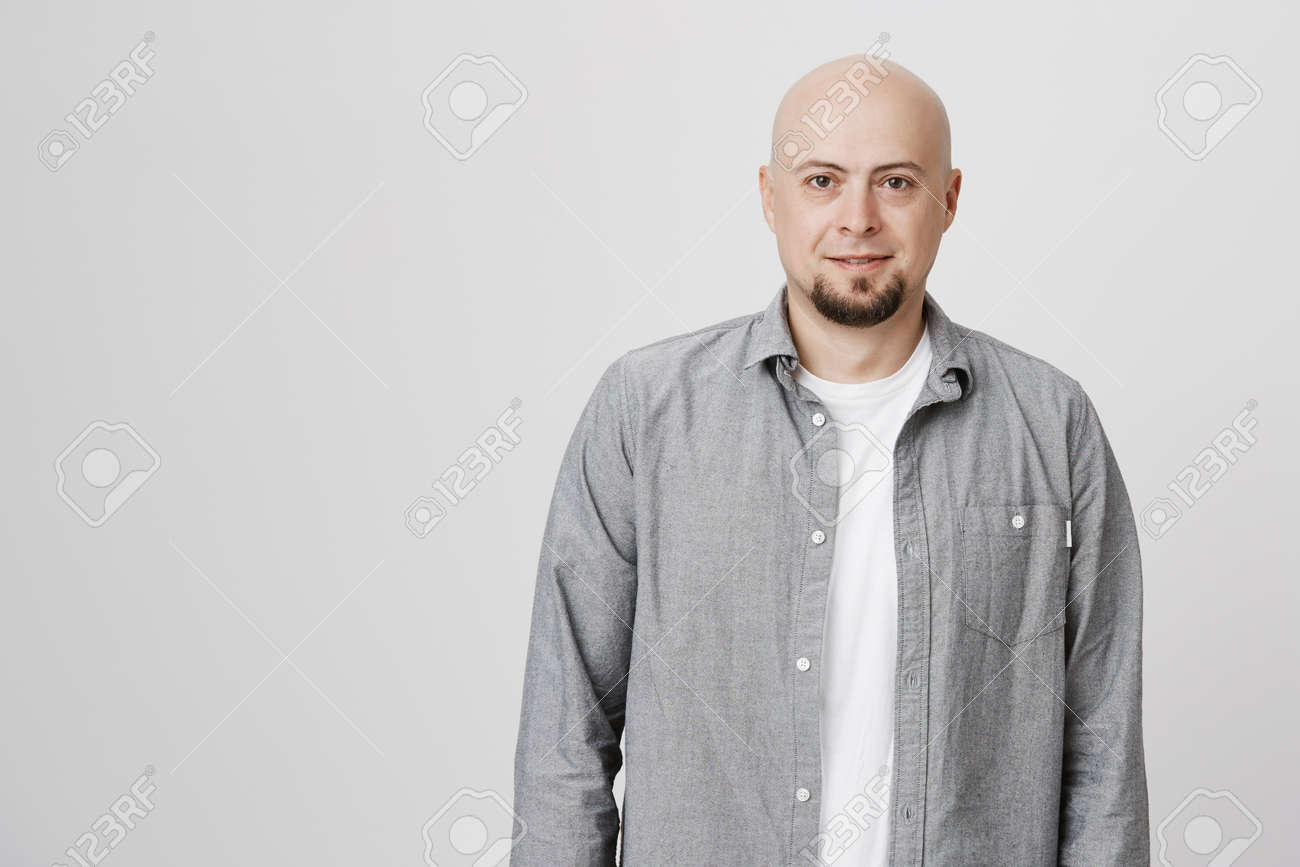 白いtシャツの上に灰色のシャツを着たひげを持つ白人のかっこいいハゲ男性モデルの横の肖像画は グレーのスタジオの壁に対してポーズをとり 自信を持ってカメラを見ています の写真素材 画像素材 Image 白いtシャツの上に灰色のシャツを着たひげを持つ白人のかっこいいハゲ男性モデルの横の肖像画は グレーのスタジオの壁に対してポーズをとり 自信を持ってカメラを見ています の写真素材 画像素材 Image