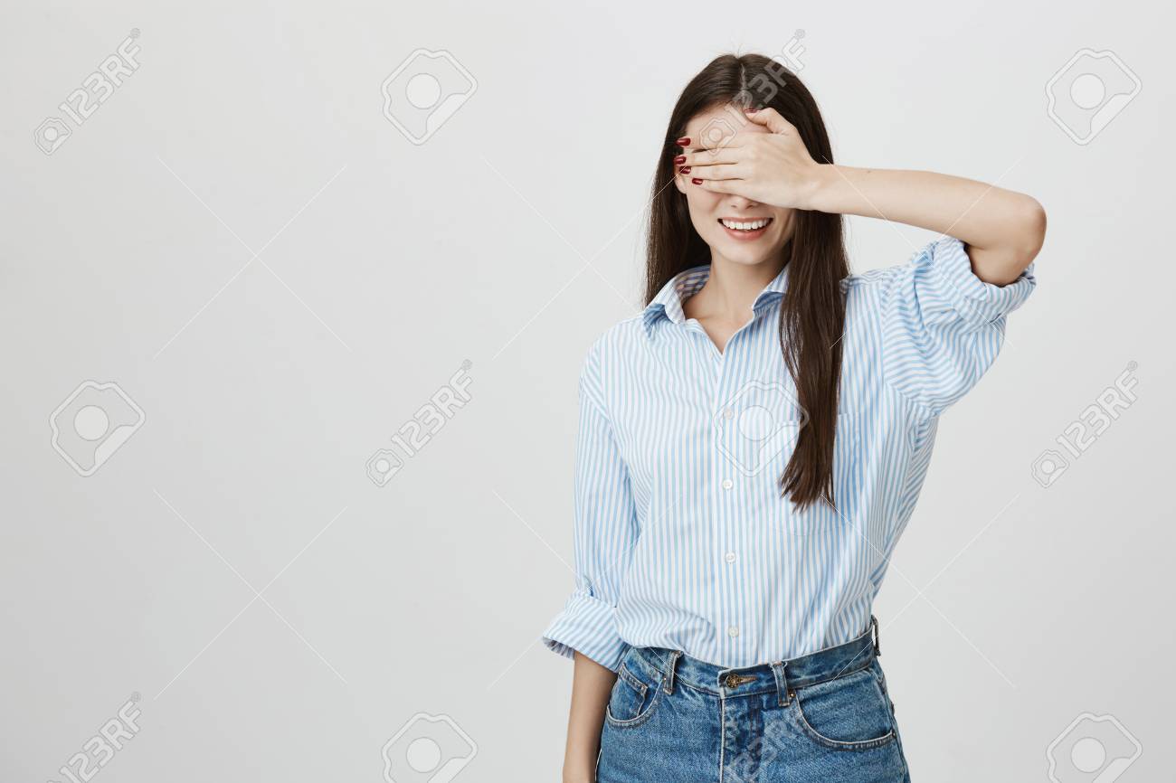 手で目を覆い 興奮して微笑む若くてかわいい若い女性のスタジオの肖像画は 灰色の背景の上に何かを待っています 彼女の友人が服を変更しながら 女の子は彼女の目をカバー の写真素材 画像素材 Image 手で目を覆い 興奮して微笑む若くてかわいい若い女性のスタジオの肖像画は 灰色の背景の上に何かを待っています 彼女の友人が服を変更しながら 女の子は彼女の目をカバー の写真素材 画像素材 Image
