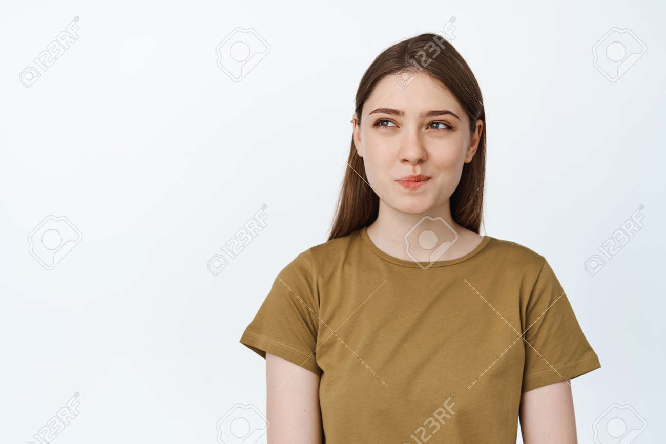 考えている女の子、興味をそそる顔、夢や画像のsmthで脇を見て、おいしいものを描いて、白い背景の上に立っているの写真素材・画像素材 Image  173193877