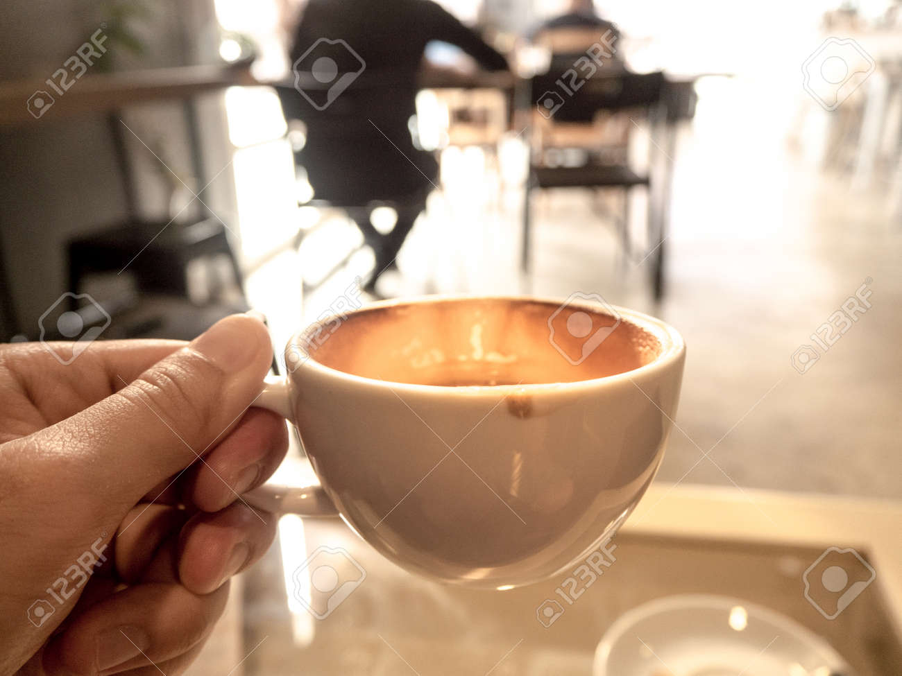 Tomando Café Con La Luz Del Sol En El Café. Fotos, retratos, imágenes y  fotografía de archivo libres de derecho. Image 65181571