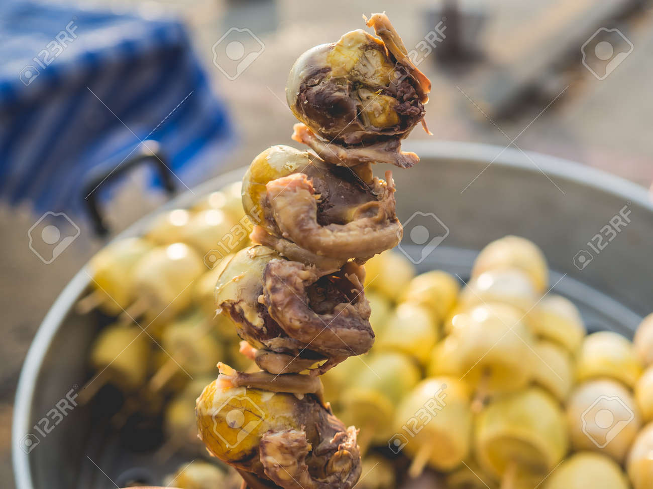 非常に奇妙なタイは串卵から胎児のひよこの食品です の写真素材 画像素材 Image