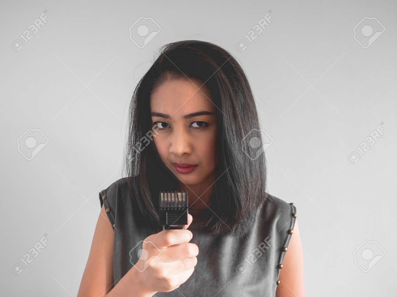 アジアの女性はバリカンで髪をカットしたいです の写真素材 画像素材 Image