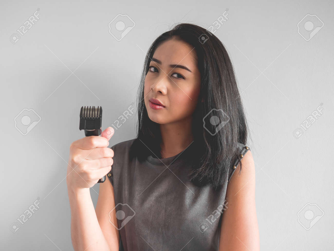 アジアの女性はバリカンで髪をカットしたいです の写真素材 画像素材 Image