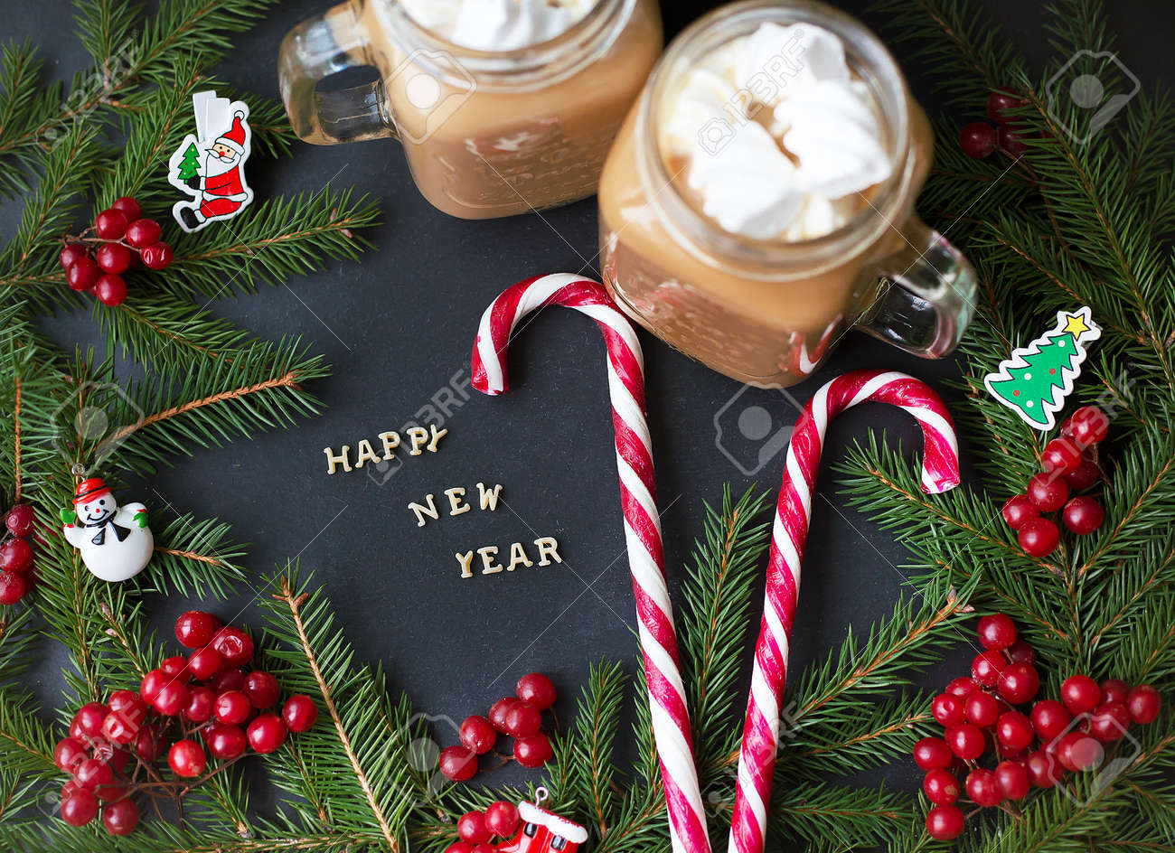 Decorazioni Natalizie Caramelle.Immagini Stock Una Tazza Di Caffe Con Marshmallow Caramelle E Decorazioni Natalizie Image 91251833