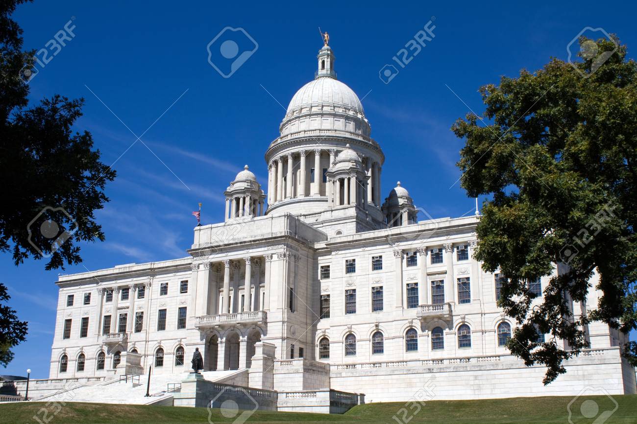 ロードアイランド州会議事堂は 米国ロードアイランド州の国会議事堂で周辺の芝生の一部で示すようにプロビデンス市内にあります の写真素材 画像素材 Image