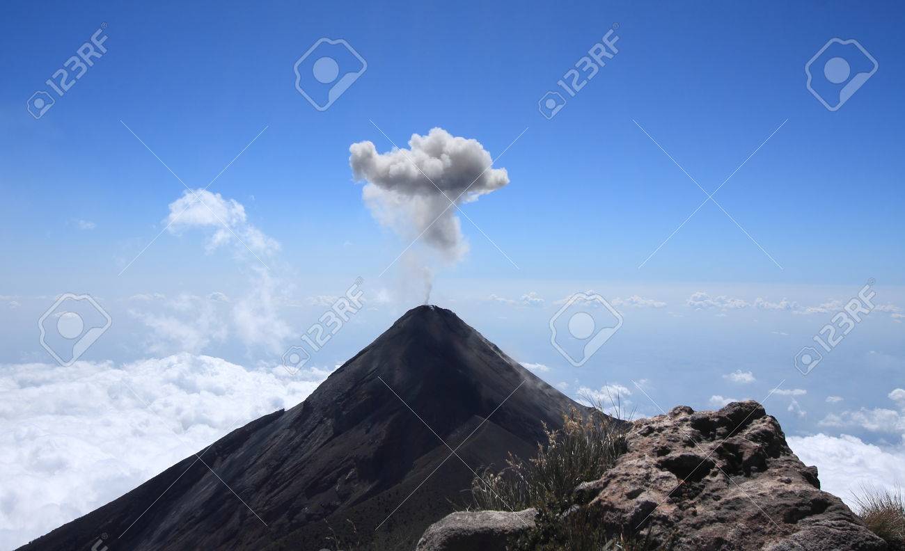 ヴォルカン フエゴ 火災火山 噴火 灰の雲と煙アンティグア グアテマラの近く の写真素材 画像素材 Image ヴォルカン フエゴ 火災火山 噴火 灰の雲と煙アンティグア グアテマラの近く の写真素材 画像素材 Image