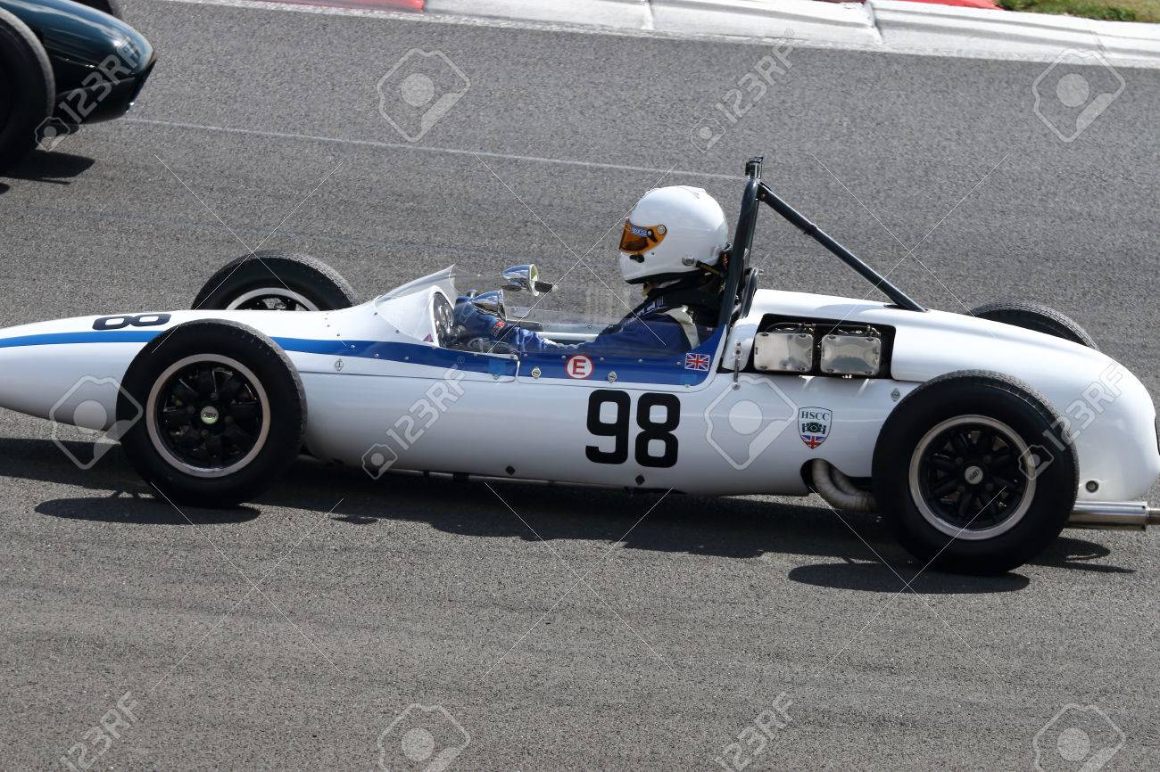 古典的な一人乗りレーシングカーがシルバース トーンでグリッドに並ぶ の写真素材 画像素材 Image