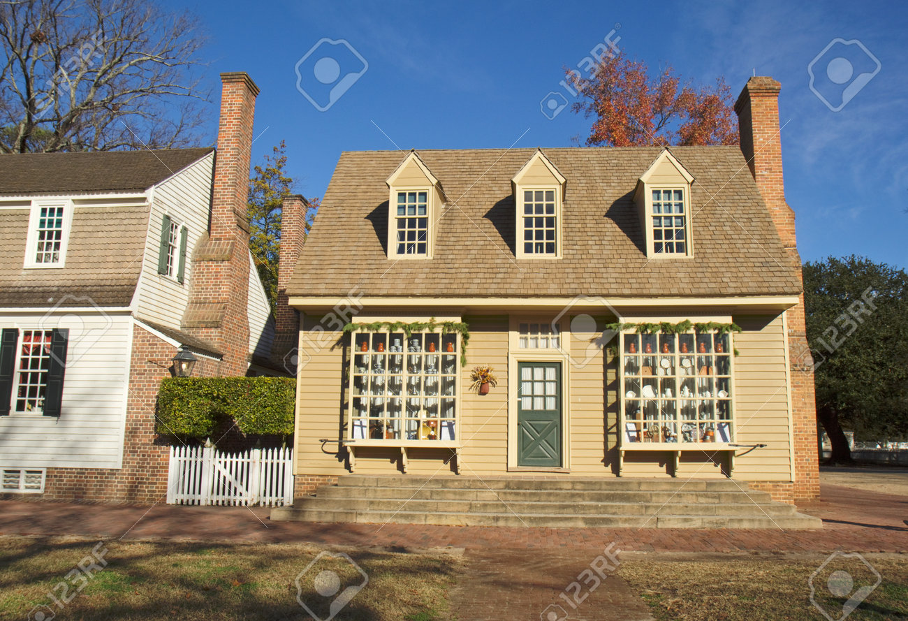 ウィリアムズバーグ バージニア州 11 月 27 日 デビッドソンは植民地ウィリアムズバーグ バージニア州の店 11 年 11 月 27 日に復元された町は観光客のため 世界の指導者の会議のための主要な魅力 の写真素材 画像素材 Image
