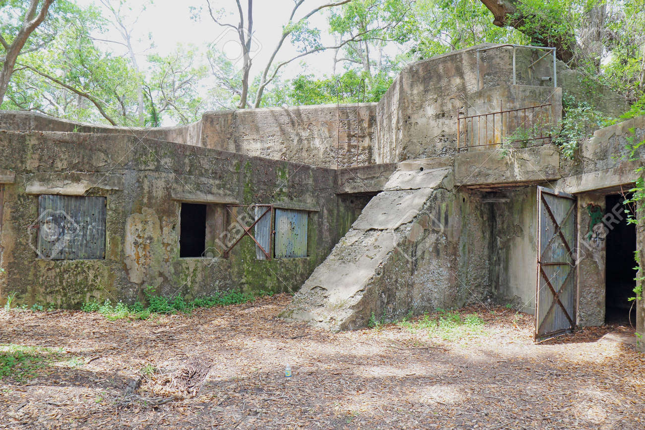 フォート フリーモント セントヘレナ島 サウスカロライナ州ビューフォート郡で 19 年にスペイン系アメリカ人の戦争の始まりに建設された銃バッテリーのコンクリート遺跡 の写真素材 画像素材 Image 5864