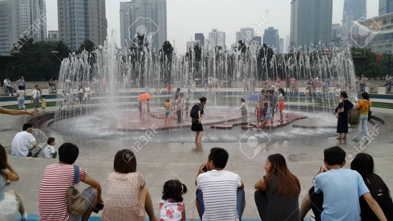 上海人民広場の噴水で遊ぶ子供たち の写真素材 画像素材 Image 上海人民広場の噴水で遊ぶ子供たち の写真素材 画像素材 Image