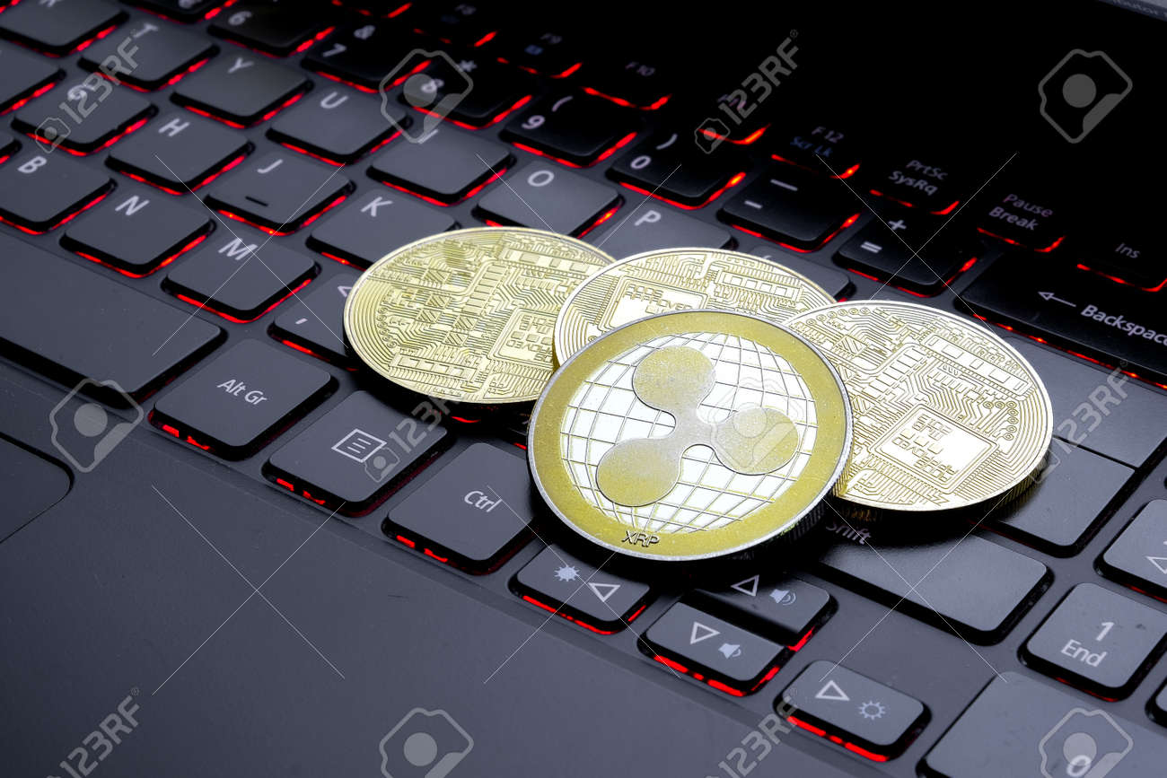 Golden Coins On A Laptop Keyboard. Cryptocurrency 免版權照片，圖片，畫像及圖片庫. Image  131297943
