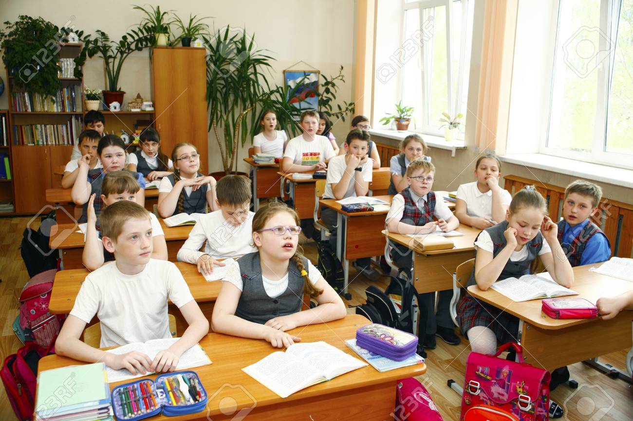 https://previews.123rf.com/images/shahin55/shahin551608/shahin55160800064/61817760-moscou-russie-ao%C3%BBt-16-2016-petit-%C3%A9colier-assis-derri%C3%A8re-le-banc-d-%C3%A9cole-pendant-la-le%C3%A7on-%C3%A0-l-%C3%A9cole-r.jpg