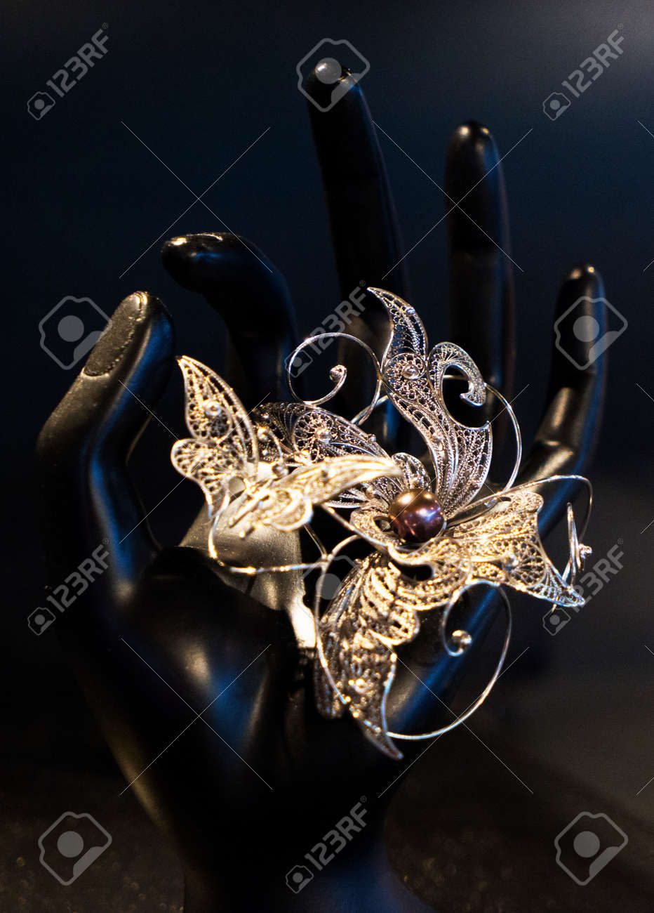 美しいオリエンタル シルバージュ エリー インド アラブ アフリカ エジプト エキゾチックなアジアのファッションアクセサリー ベリーダンス オリエンタル衣装の部族ジュエリー ネックレス ピアス ブレスレット の写真素材 画像素材 Image