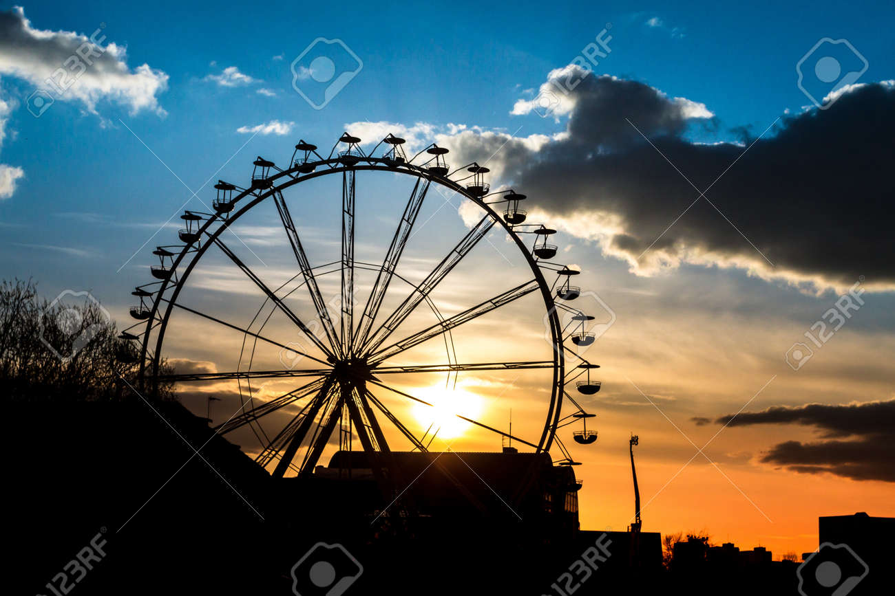遊園地で夏の夕日 の写真素材 画像素材 Image 遊園地で夏の夕日 の写真素材 画像素材 Image