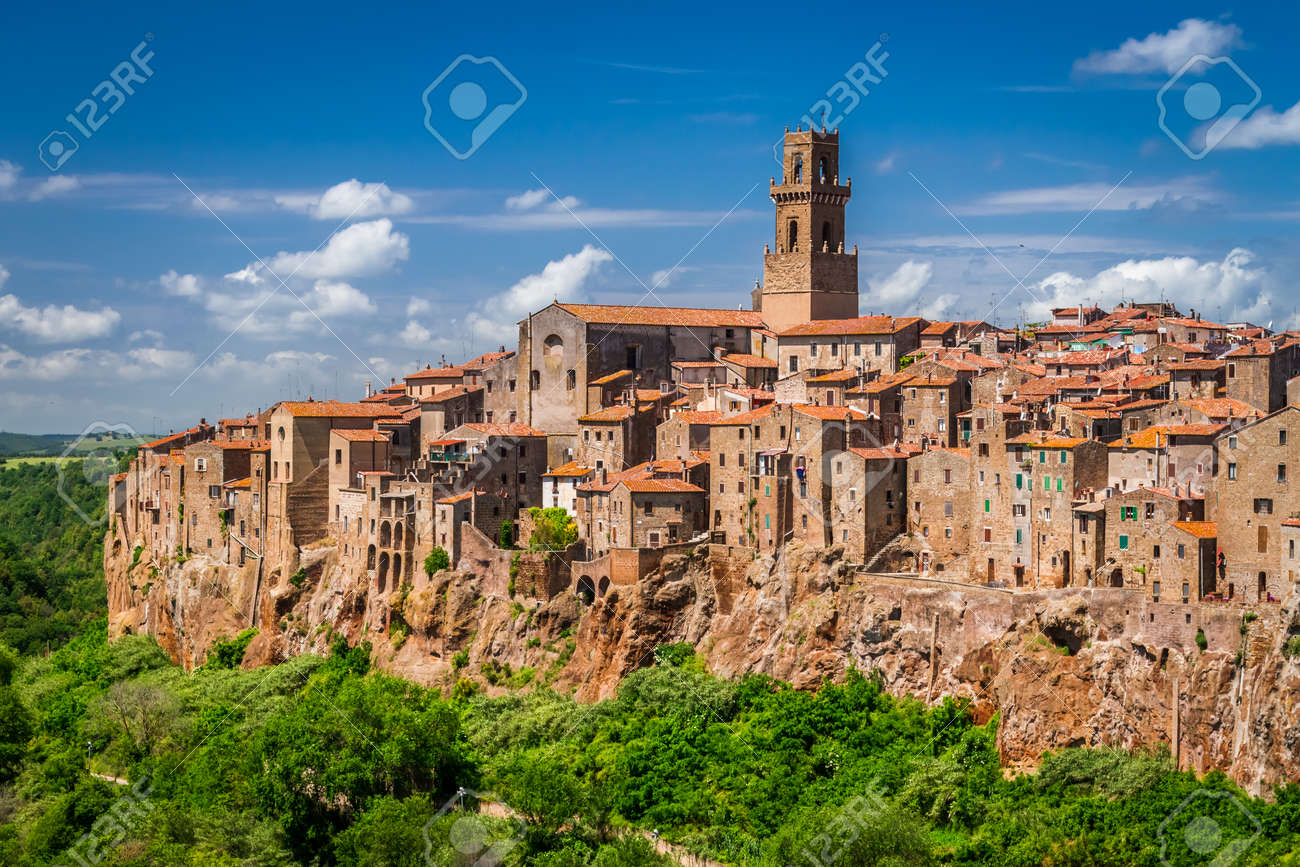 ピティリアーノ都市イタリア 崖の上 の写真素材 画像素材 Image