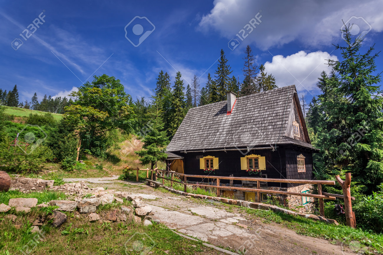 Kleines Holzernes Haus In Den Bergen Im Sommer Lizenzfreie Fotos Bilder Und Stock Fotografie Image 31842402