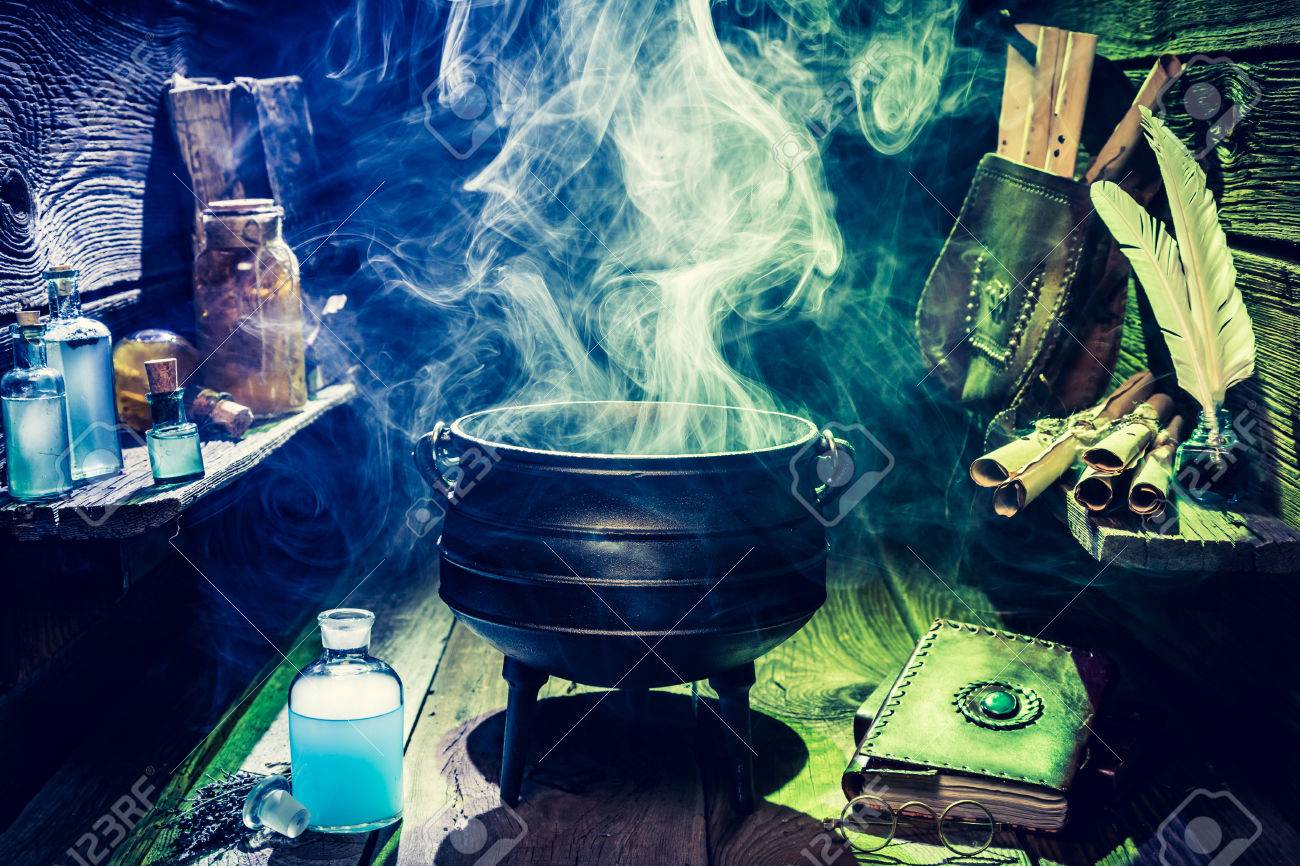 スクロール 書籍 ハロウィーンの青ポーションと魔法魔女鍋 の写真素材 画像素材 Image