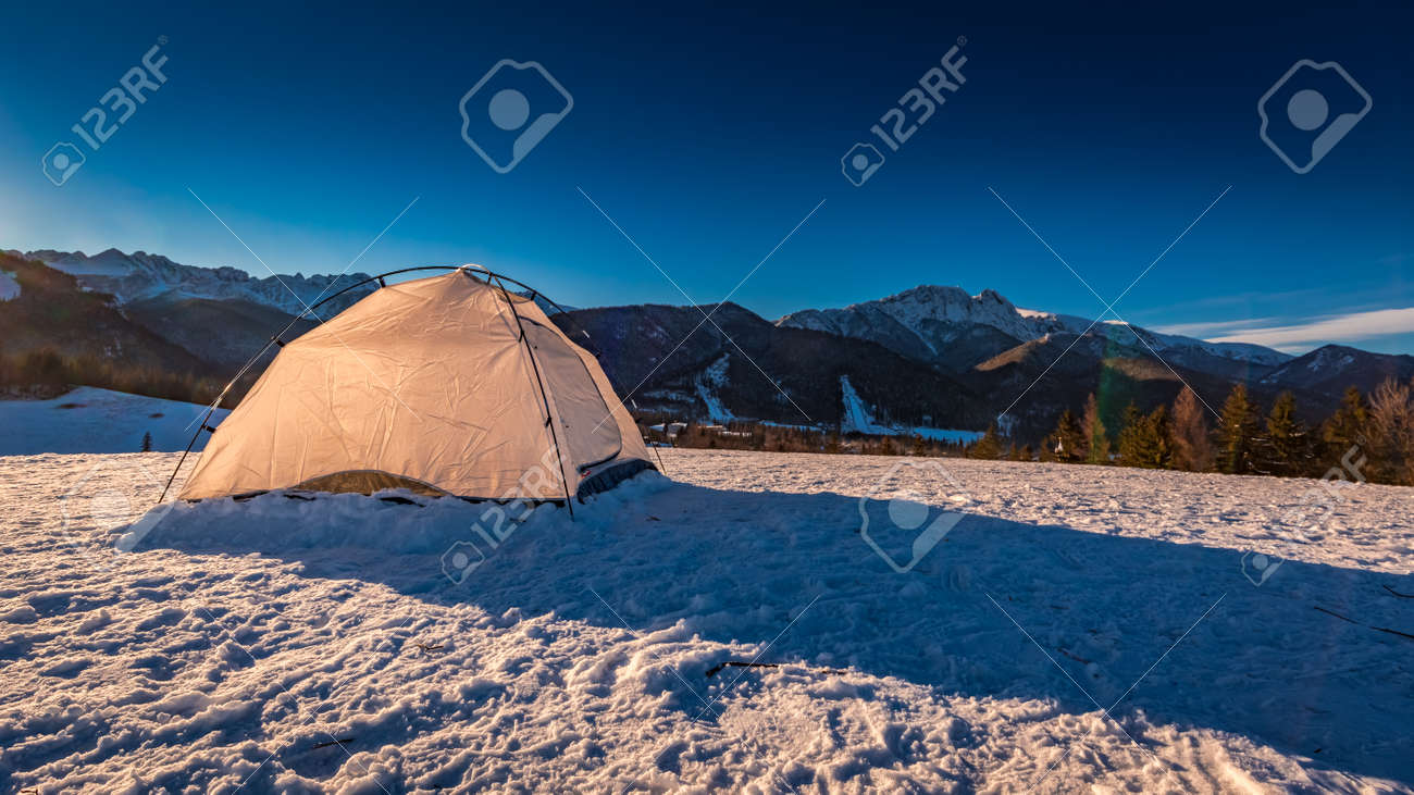 ザコパネ タトラ山脈 ポーランドの冬の山の上にあるテント の写真素材 画像素材 Image