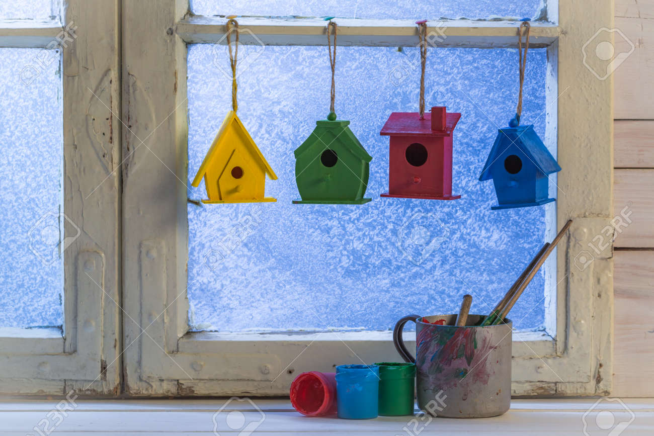 Maison à La Main Pour Les Oiseaux Et La Peinture Colorée Banque D
